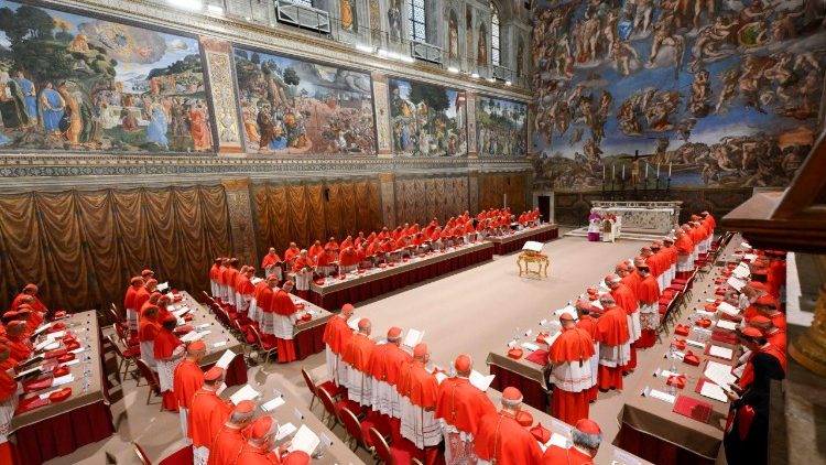 Elección del Romano Pontífice León XIV - oración con los cardenales electores antes de su primera aparición pública.