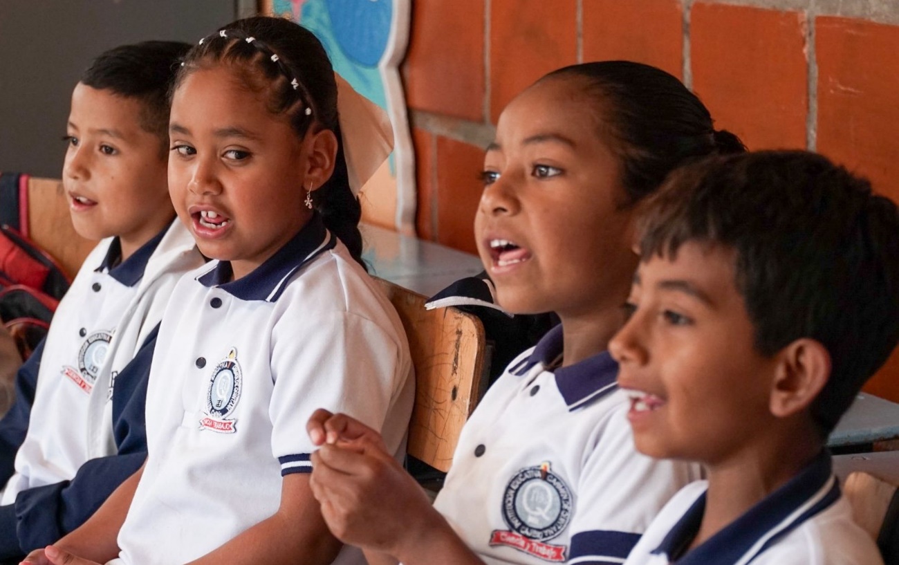 Imagen de niños y niñas estudiantes de la Institución Educativa Carmen de Quintana en Cajibío