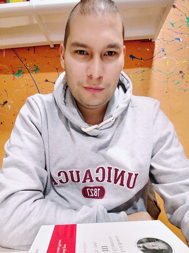 Un hombre con una playera de color blanco
El contenido generado por IA puede ser incorrecto.