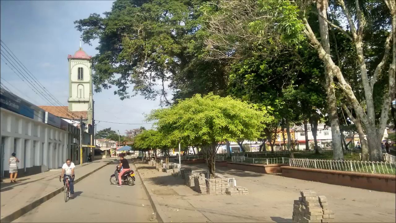 51 Puerto Tejada - Cauca, parque principal. Tour en moto por Colombia.