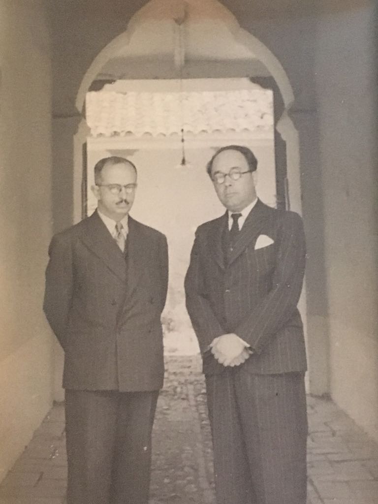 A couple of men standing in a doorway

AI-generated content may be incorrect.