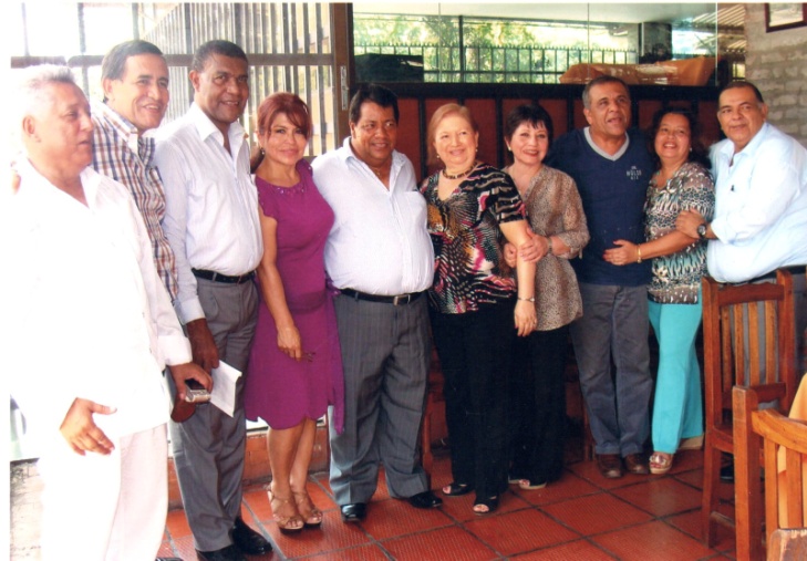 D:\Fotografías Entrevistas\Compañeros Bachillerato.jpeg