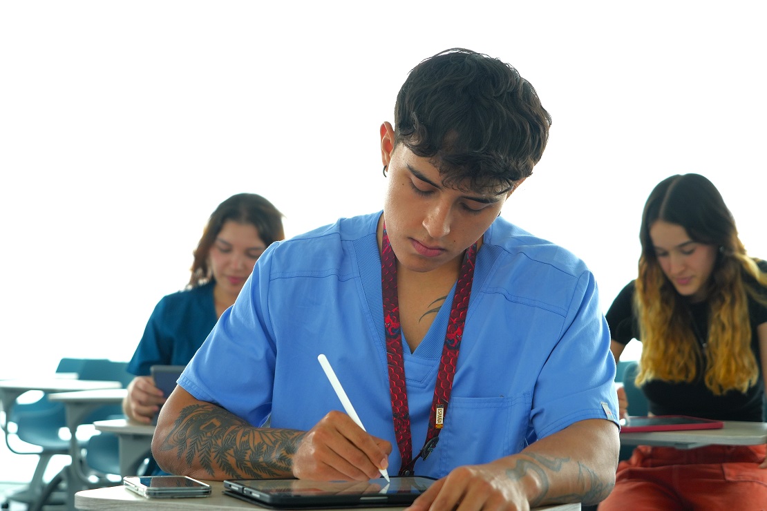 Estudiante escribiendo