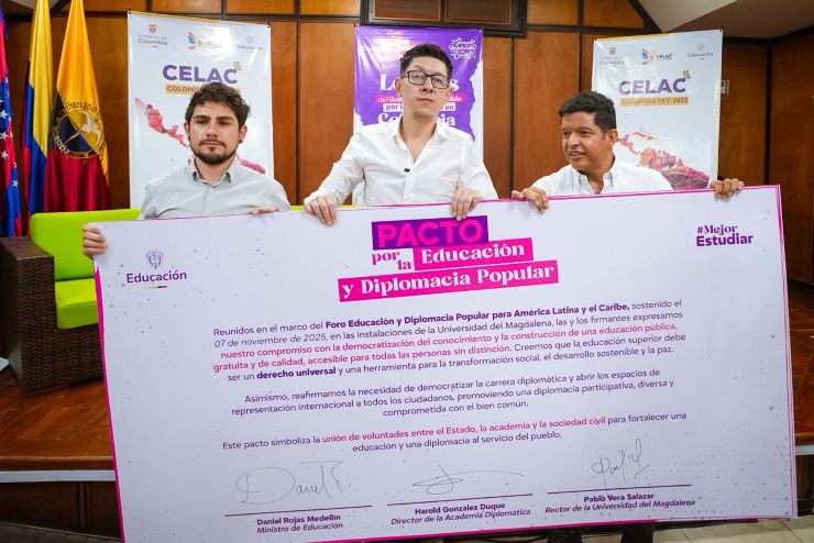 Ministro de Educación Daniel Rojas en la firma del Pacto del Foro Educación y Diplomacia Popular para América Latina y el Caribe