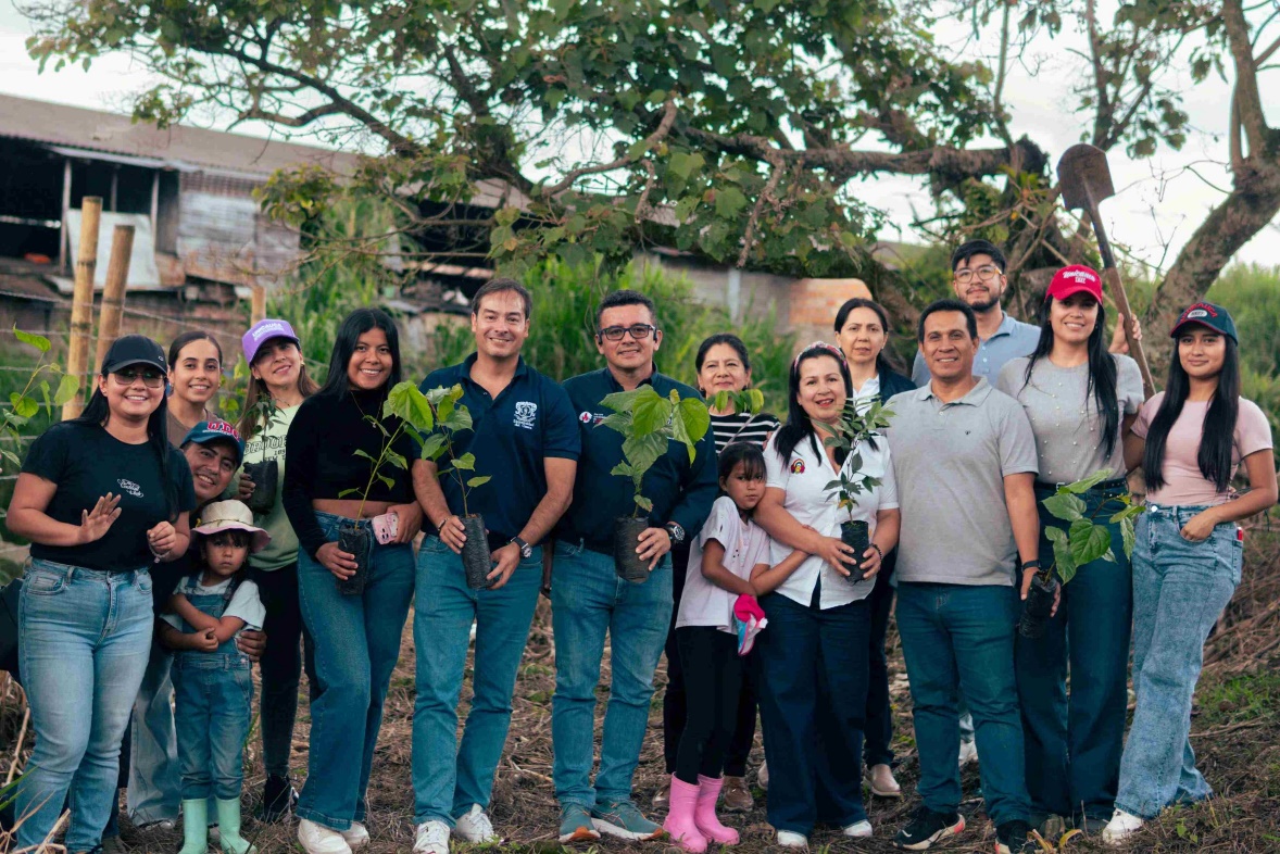 Imagen Rector siembra de árboles
