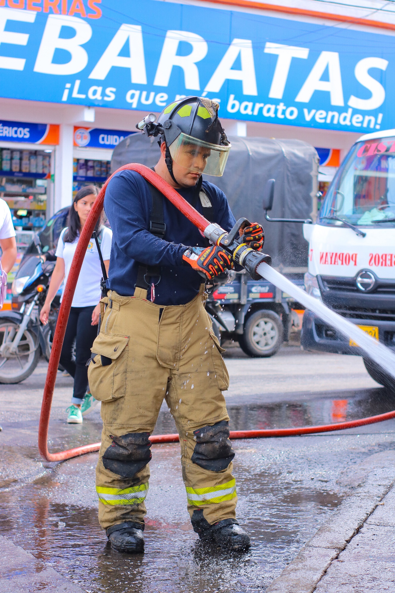 Hombre caminando en la calle

El contenido generado por IA puede ser incorrecto.