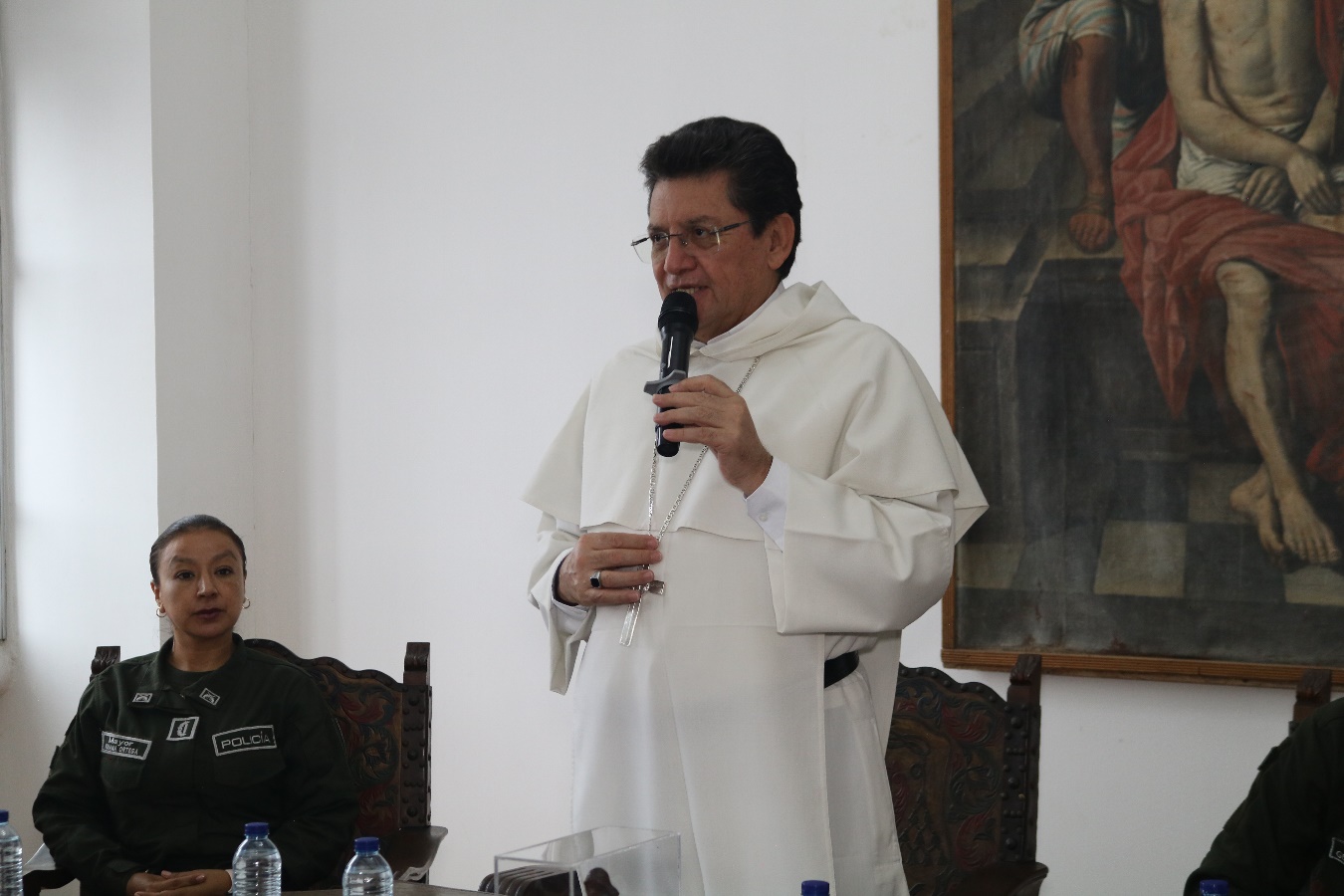 Imagen que contiene persona, hombre, interior, parado

El contenido generado por IA puede ser incorrecto.
