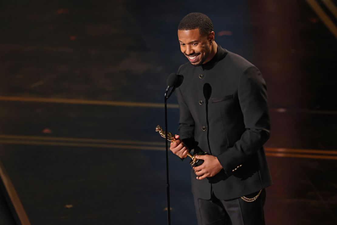 Michael B. Jordan acepta el Oscar a mejor actor principal.
