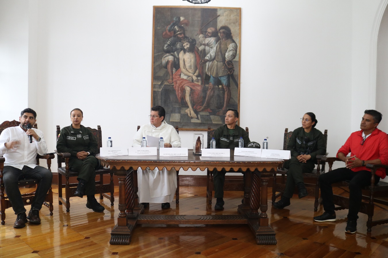 Personas sentadas en una mesa

El contenido generado por IA puede ser incorrecto.