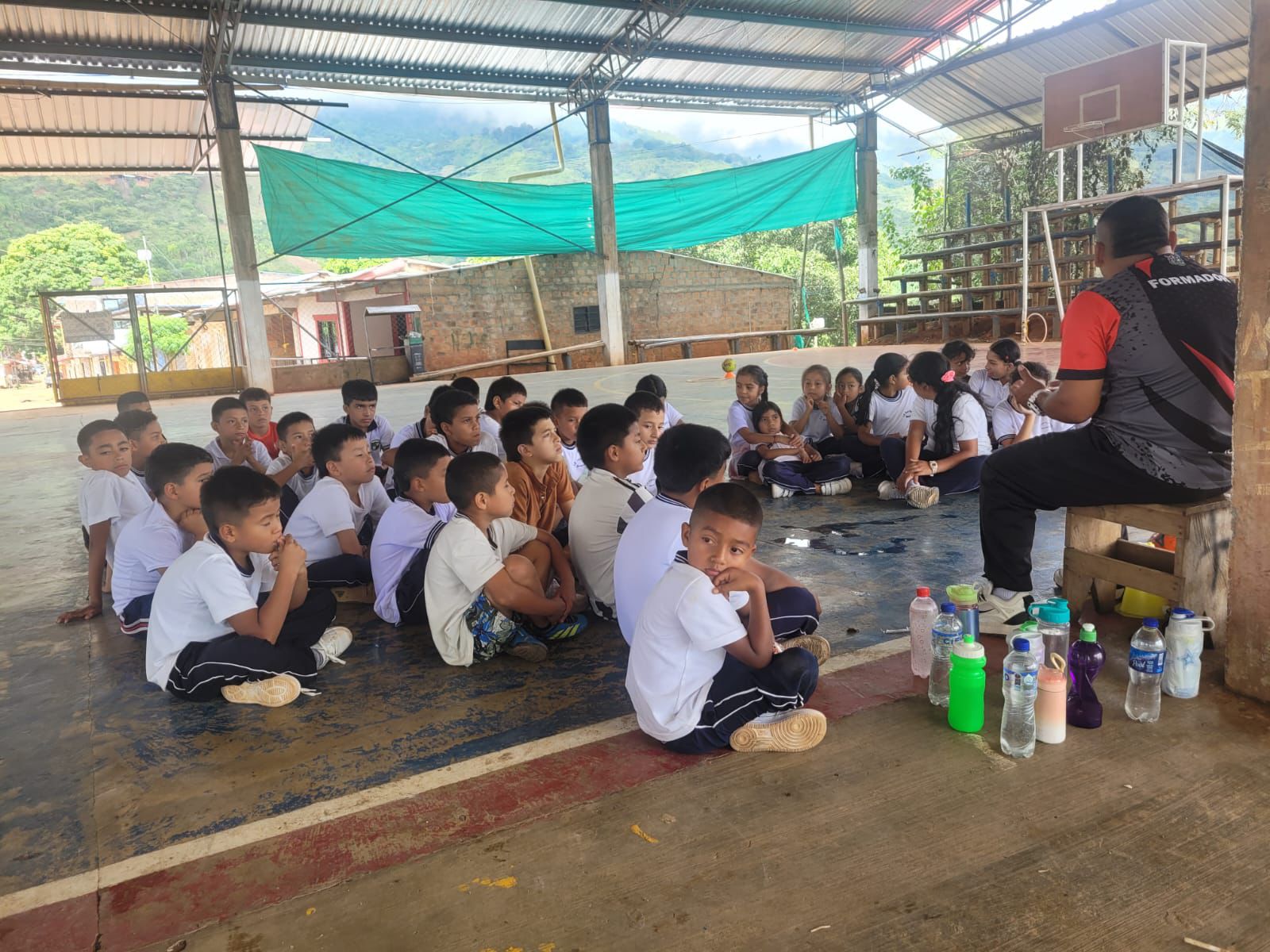 Un grupo de personas en las gradas

El contenido generado por IA puede ser incorrecto.