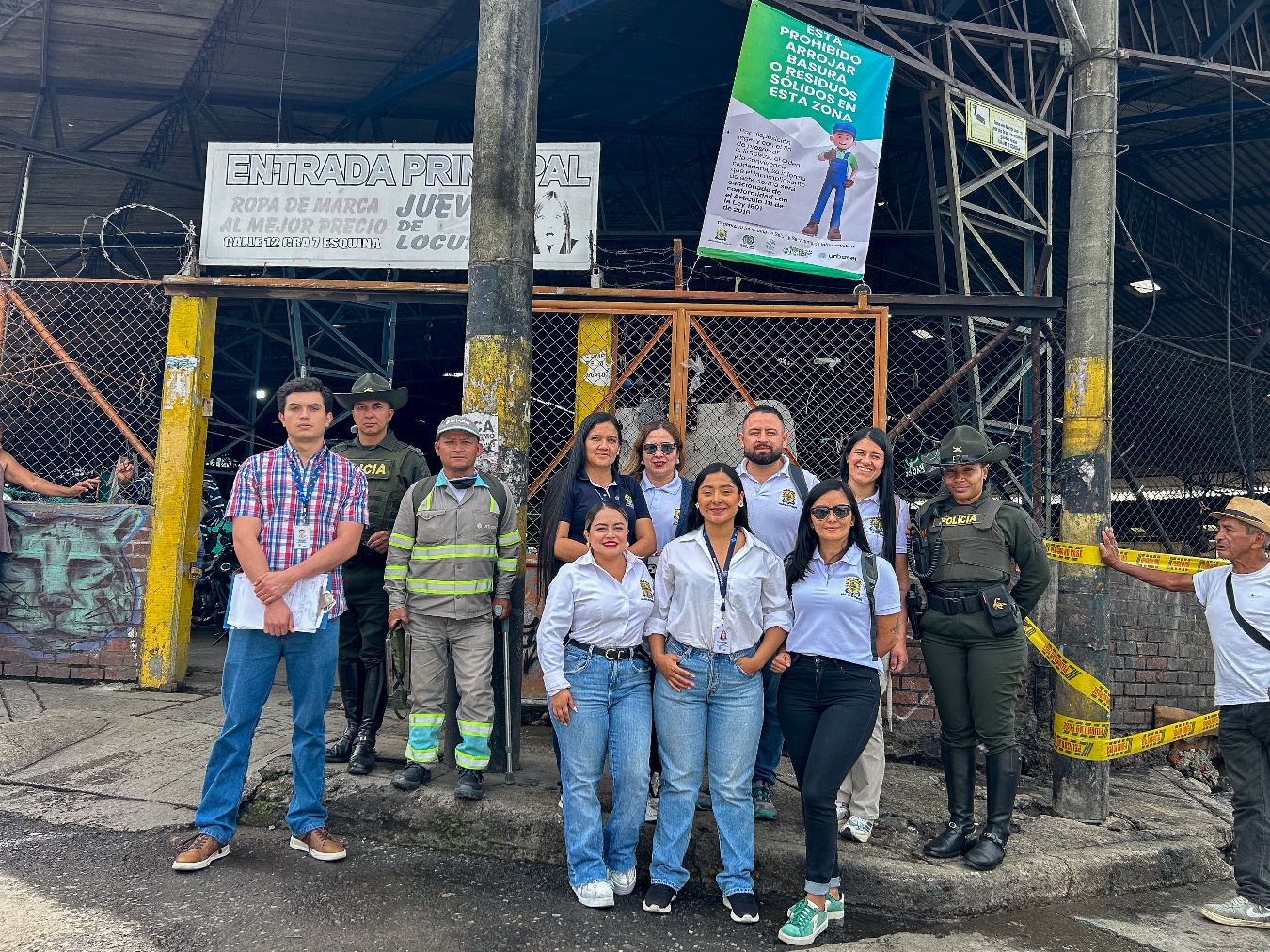 Un grupo de personas posando para la cámara delante de un cartel

El contenido generado por IA puede ser incorrecto.