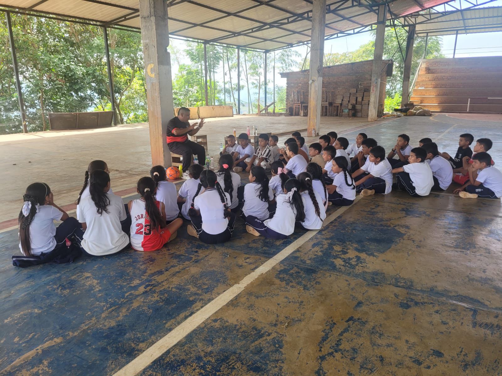 Un grupo de personas sentadas en el suelo

El contenido generado por IA puede ser incorrecto.