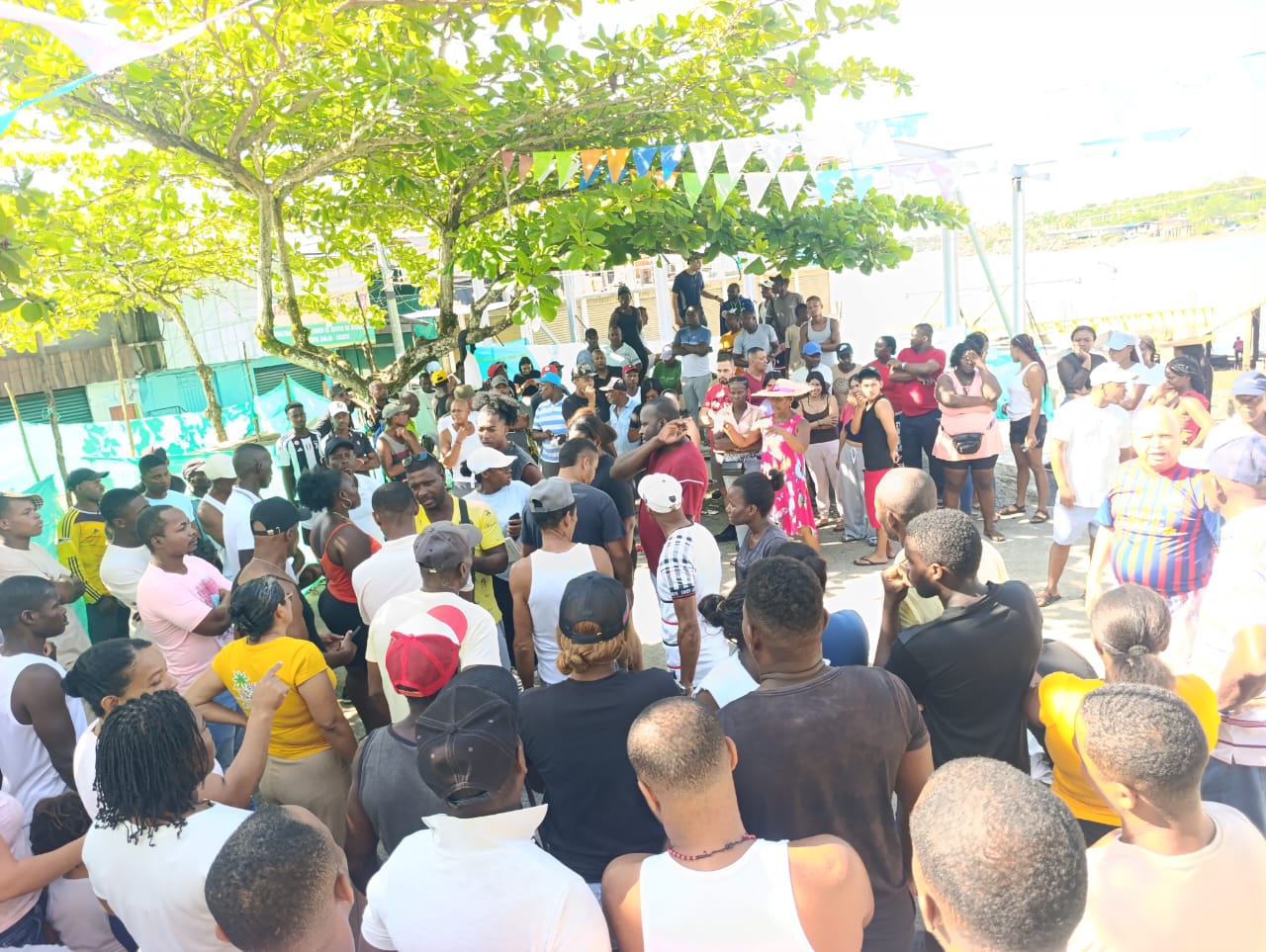 Una multitud de gente

El contenido generado por IA puede ser incorrecto.