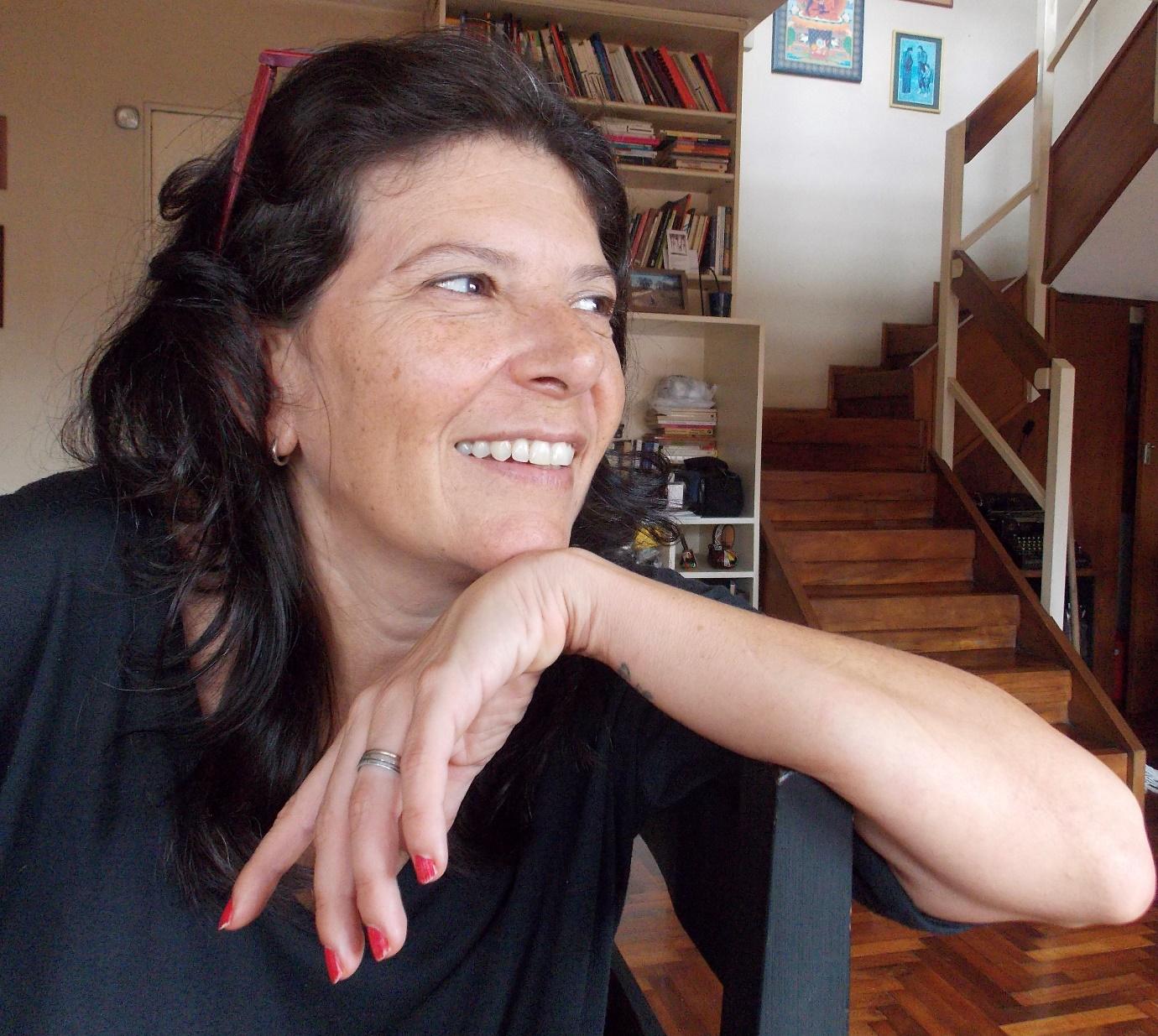 Una persona sentada en una silla de madera

El contenido generado por IA puede ser incorrecto.