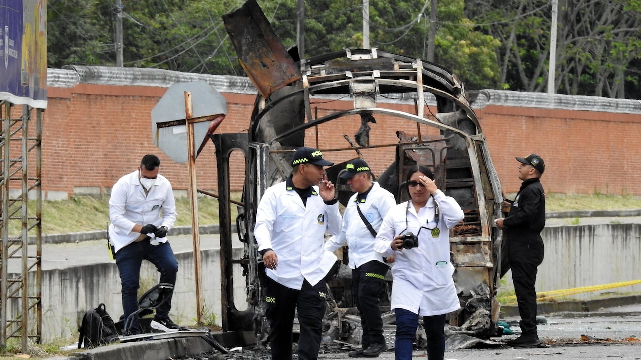 Este es el vehículo luego del del atentado contra las instalaciones del Batallón Pichincha. Las imágenes evidencian la magnitud del ataque. FOTO JORGE OROZCO