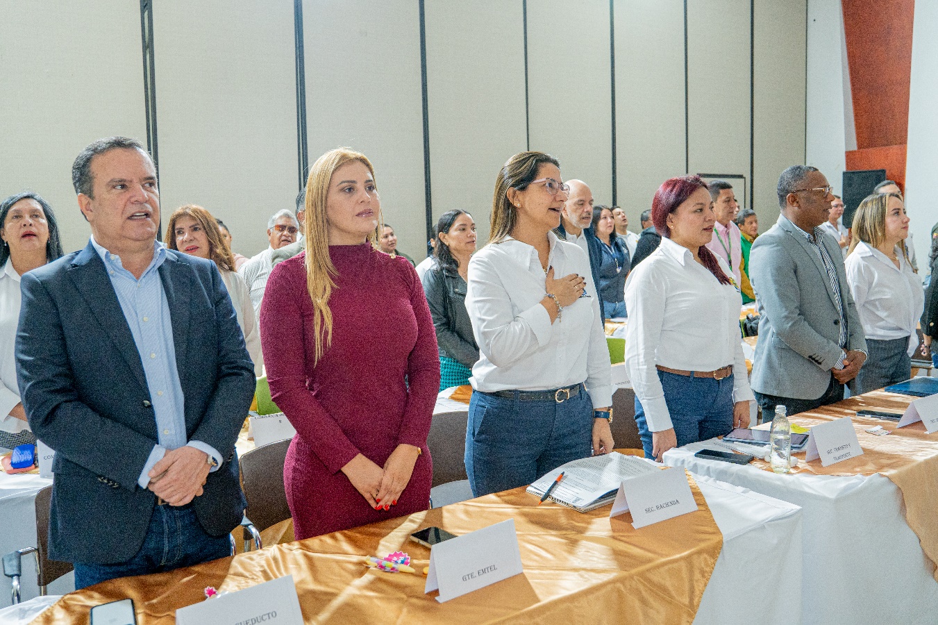 Grupo de personas alrededor de una mesa

El contenido generado por IA puede ser incorrecto.