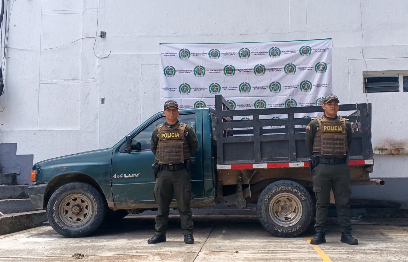 Hombre parado junto a una camioneta

El contenido generado por IA puede ser incorrecto.