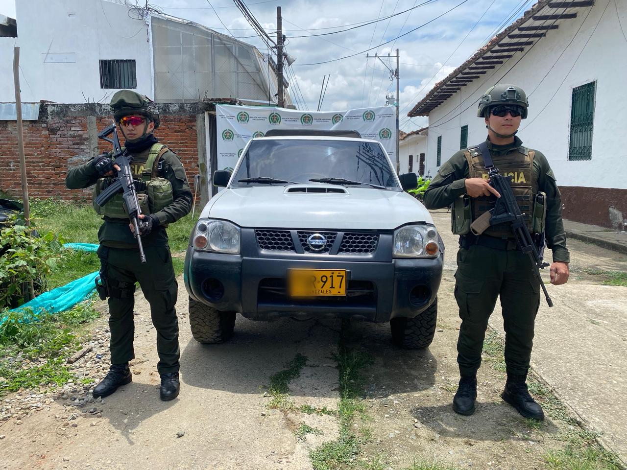Hombre parado junto a una camioneta

El contenido generado por IA puede ser incorrecto.