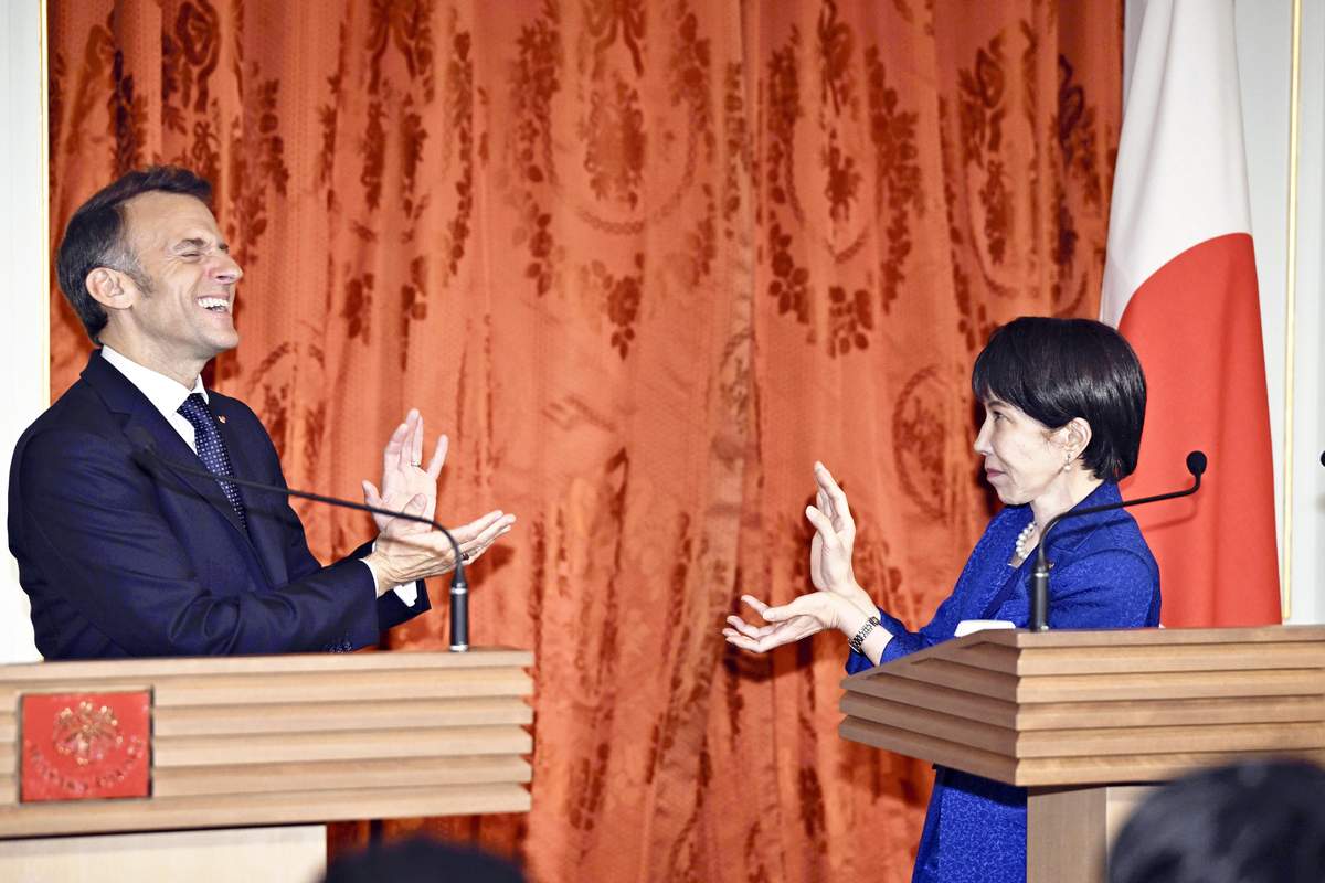Hombre sentado en una banca de madera junto a una cortina

El contenido generado por IA puede ser incorrecto.