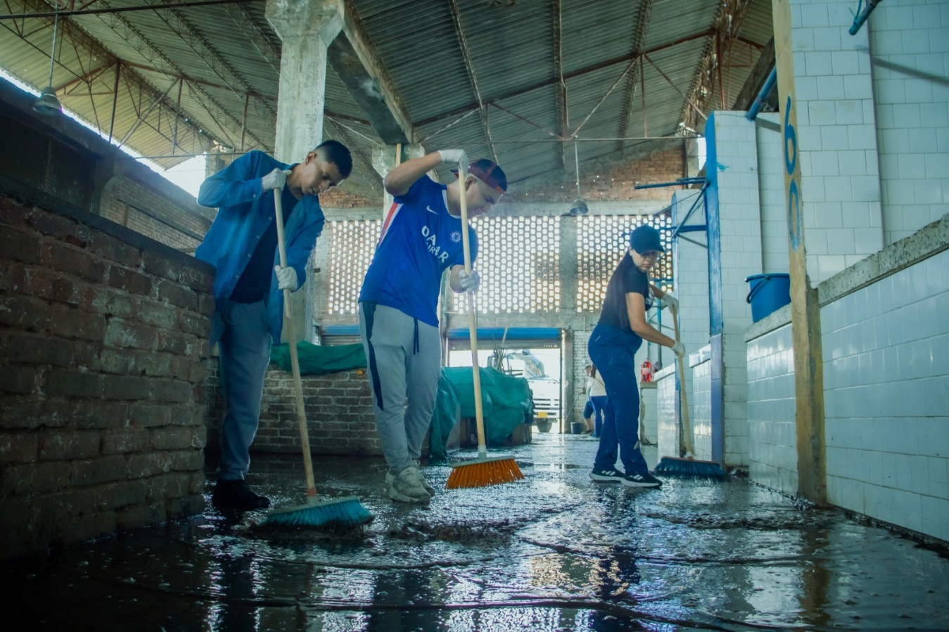 Imagen que contiene edificio, agua, hombre, parado

El contenido generado por IA puede ser incorrecto.