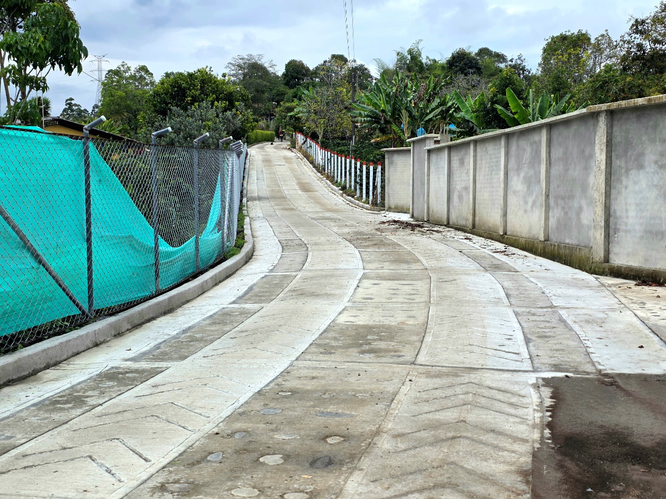 Imagen que contiene exterior, edificio, banqueta, verde

El contenido generado por IA puede ser incorrecto.