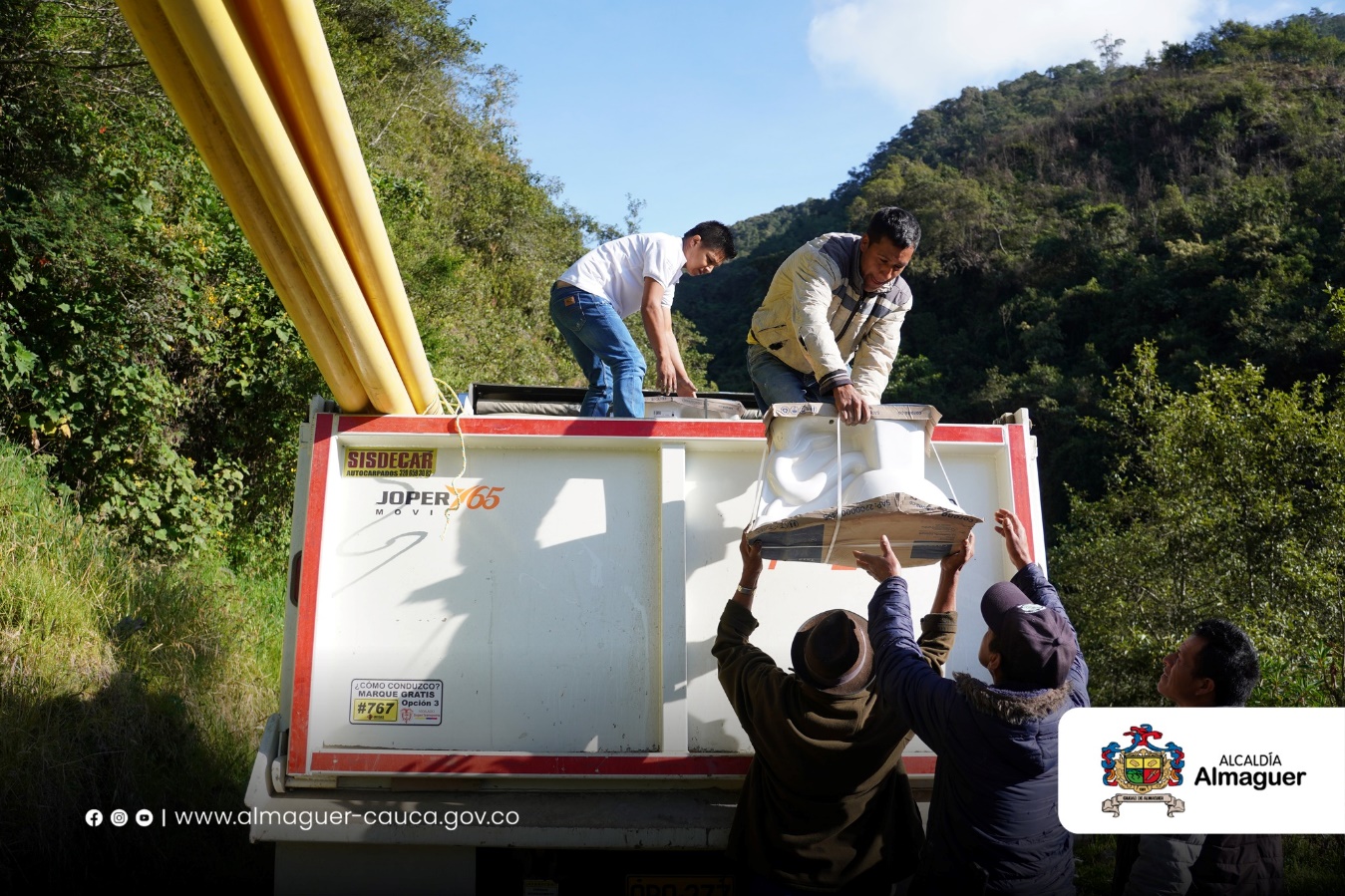 Imagen que contiene exterior, hombre, sostener, estatua

El contenido generado por IA puede ser incorrecto.