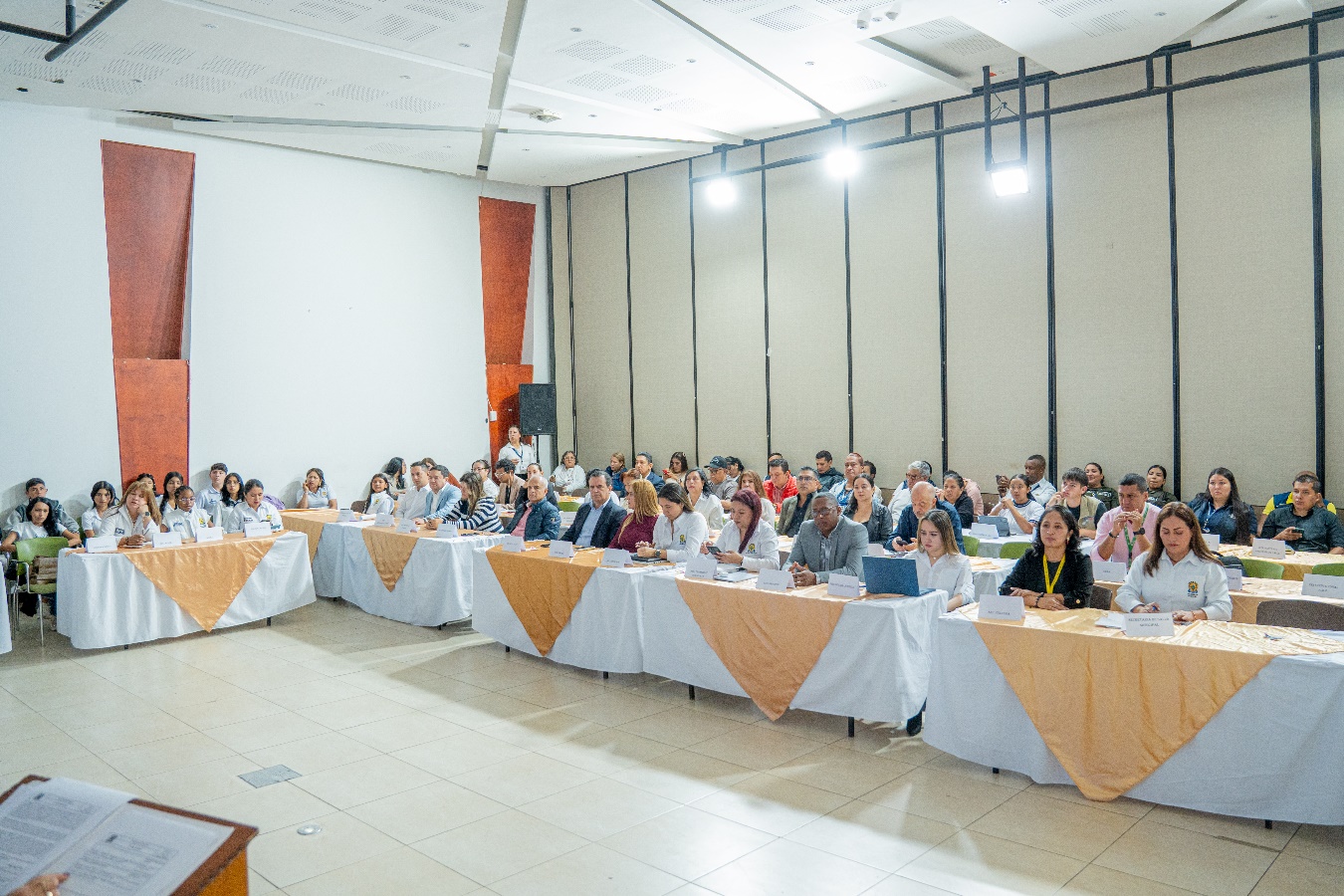 Personas alrededor de una mesa

El contenido generado por IA puede ser incorrecto.