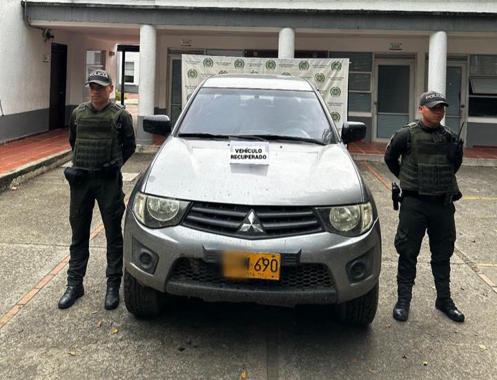 Personas en frente de un coche

El contenido generado por IA puede ser incorrecto.