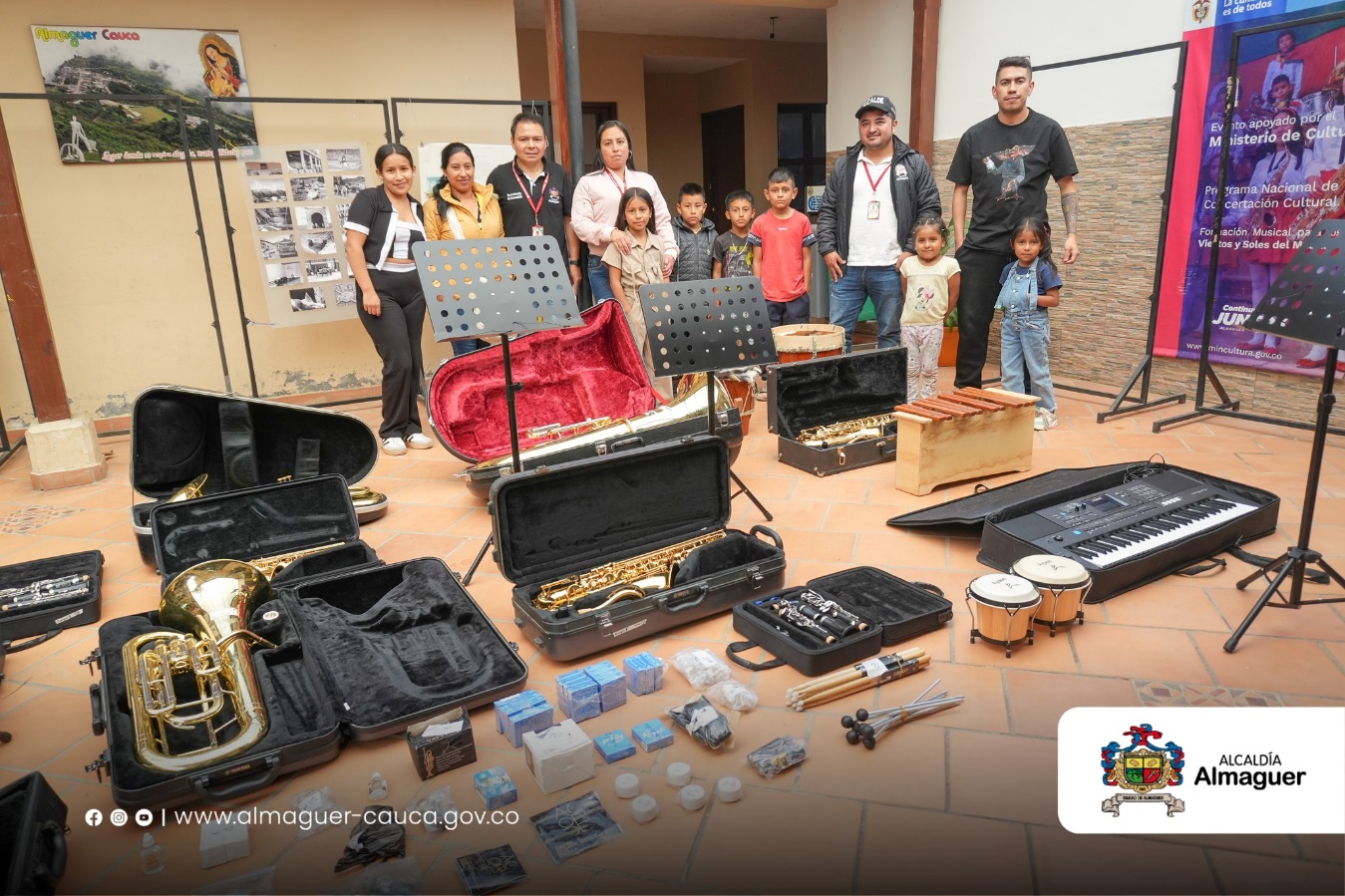 Un grupo de folletos sobre una mesa

El contenido generado por IA puede ser incorrecto.