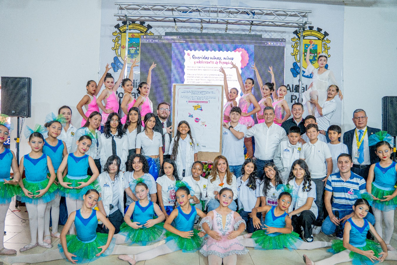 Un grupo de niños posando para una foto

El contenido generado por IA puede ser incorrecto.