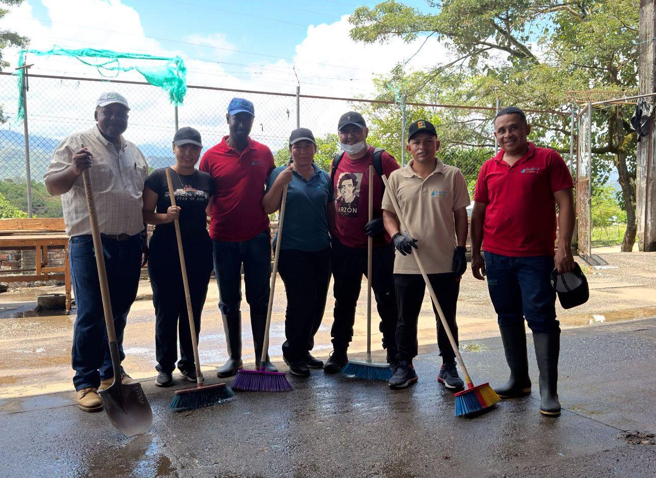 Un grupo de personas de pie

El contenido generado por IA puede ser incorrecto.