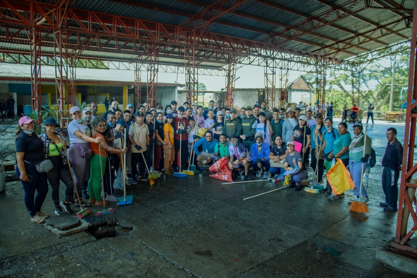 Un grupo de personas de pie

El contenido generado por IA puede ser incorrecto.