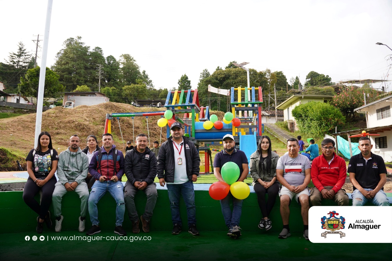 Un grupo de personas de pie sobre pasto

El contenido generado por IA puede ser incorrecto.