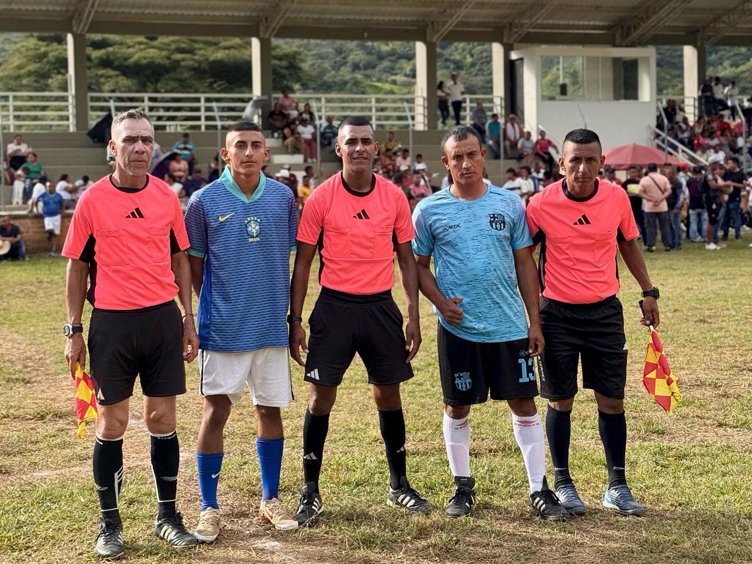 Un grupo de personas de pie sobre pasto

El contenido generado por IA puede ser incorrecto.