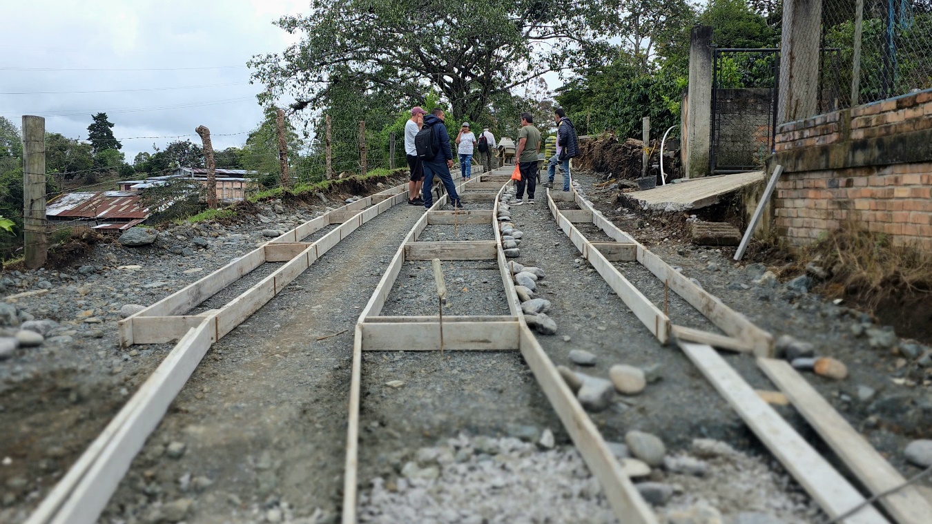Un grupo de personas en un puente

El contenido generado por IA puede ser incorrecto.