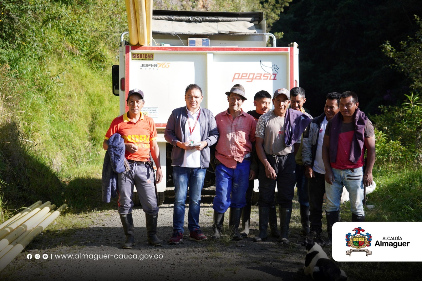 Un grupo de personas paradas junto a una camioneta

El contenido generado por IA puede ser incorrecto.