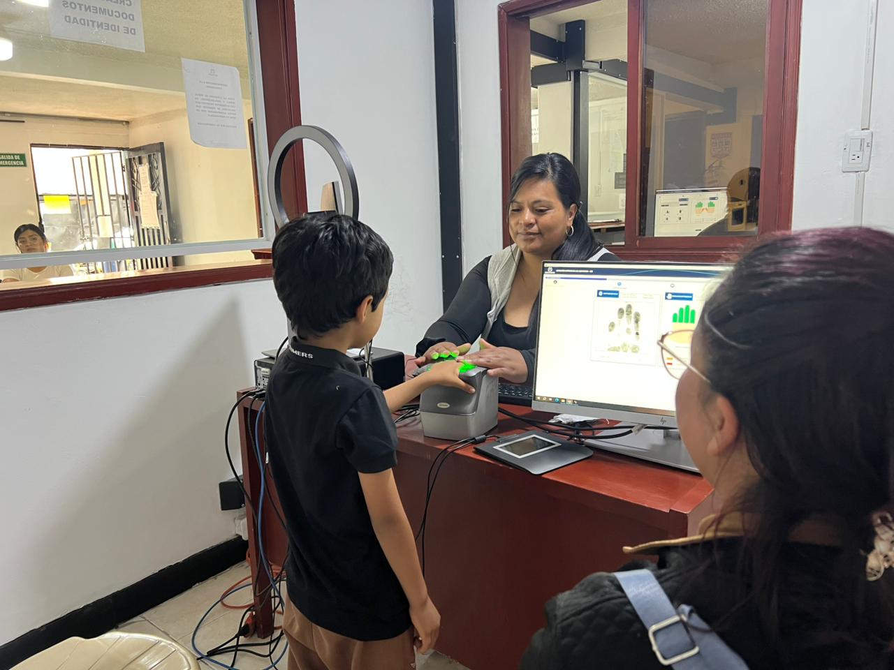 Un grupo de personas sentadas en una oficina

El contenido generado por IA puede ser incorrecto.