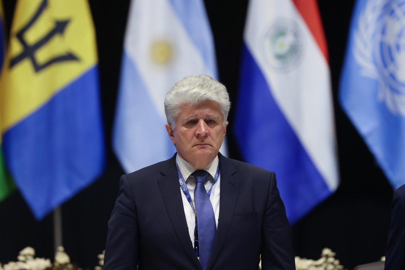 Un hombre con traje y corbata

El contenido generado por IA puede ser incorrecto.