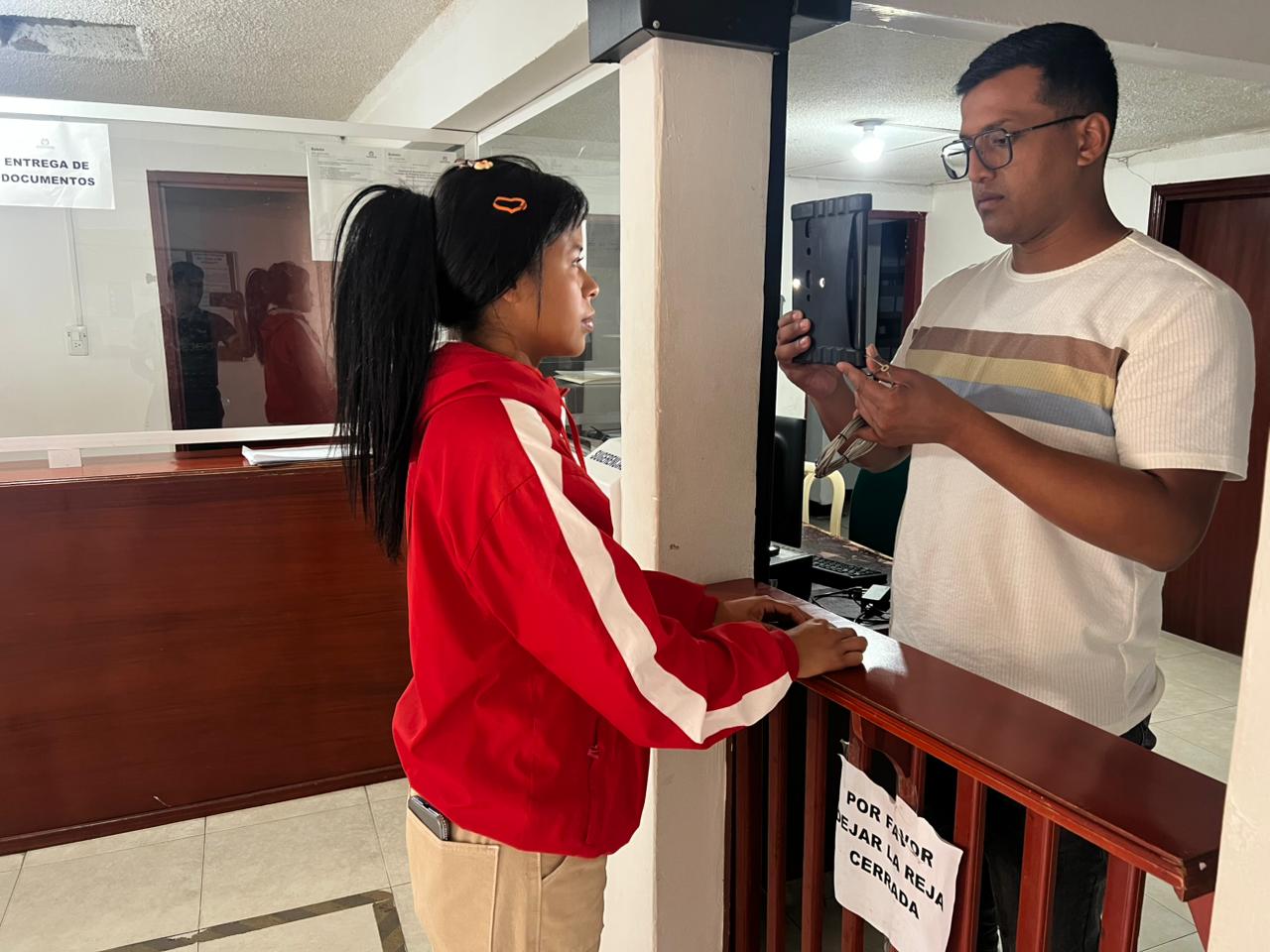 Un par de personas en la cocina

El contenido generado por IA puede ser incorrecto.