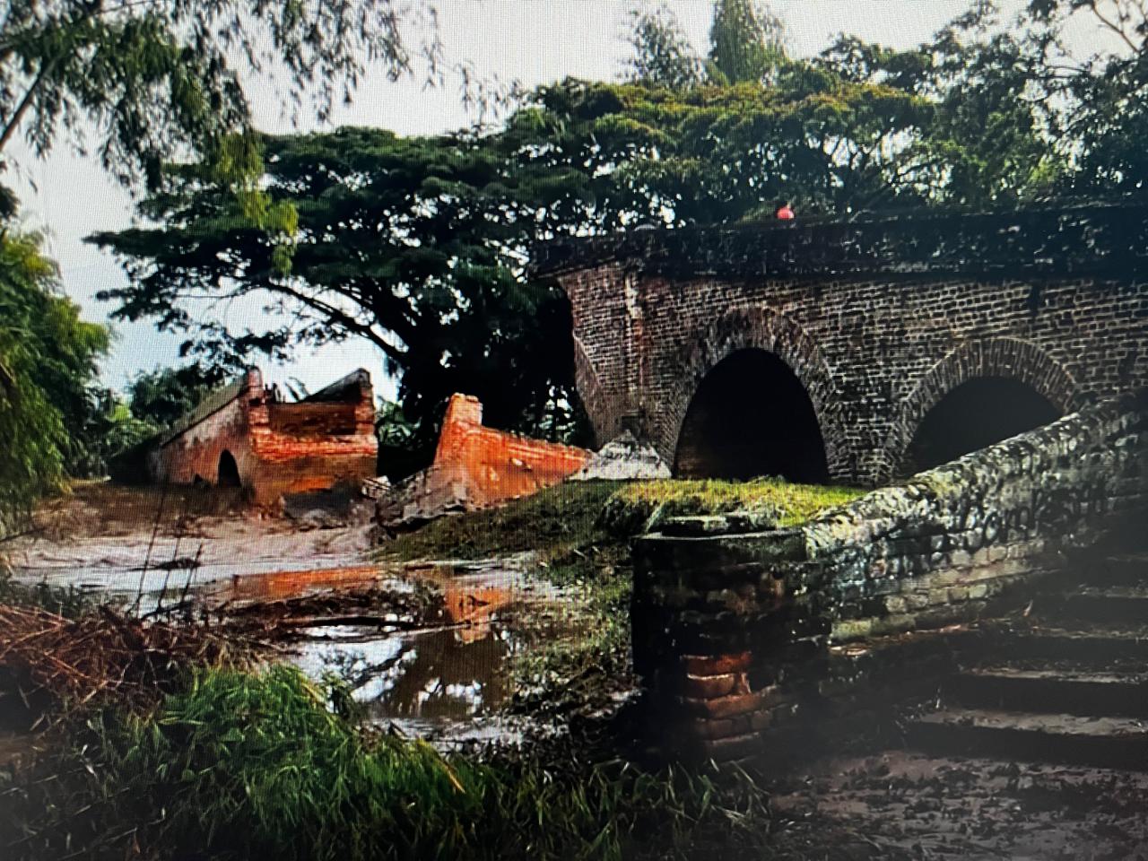 Un puente de piedra

El contenido generado por IA puede ser incorrecto.