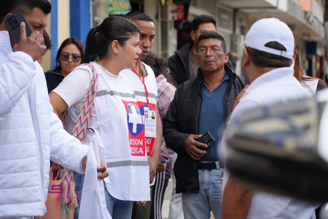 Un grupo de personas caminando junto a una persona

El contenido generado por IA puede ser incorrecto.