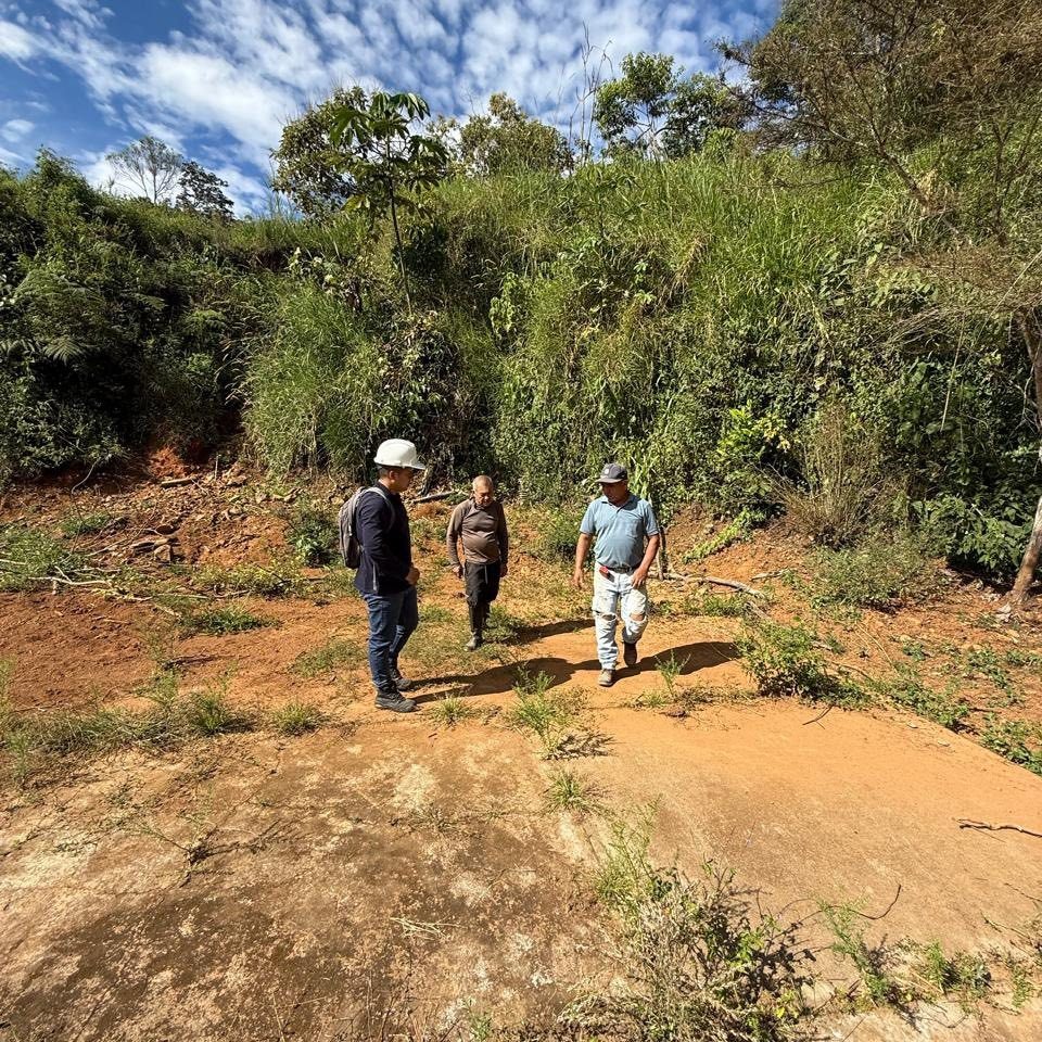 Un grupo de personas en un camino de tierra El contenido generado por IA puede ser incorrecto.