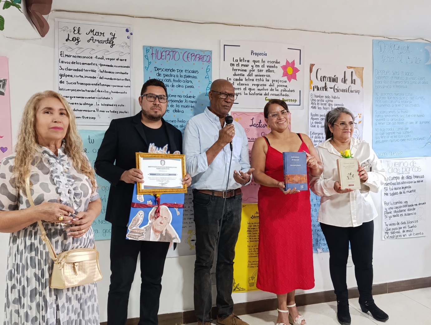 Un grupo de personas posando delante de un periódico

El contenido generado por IA puede ser incorrecto.