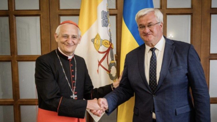  El cardenal Zuppi con el ministro de Asuntos Exteriores de Ucrania, Andrii Sybiha.