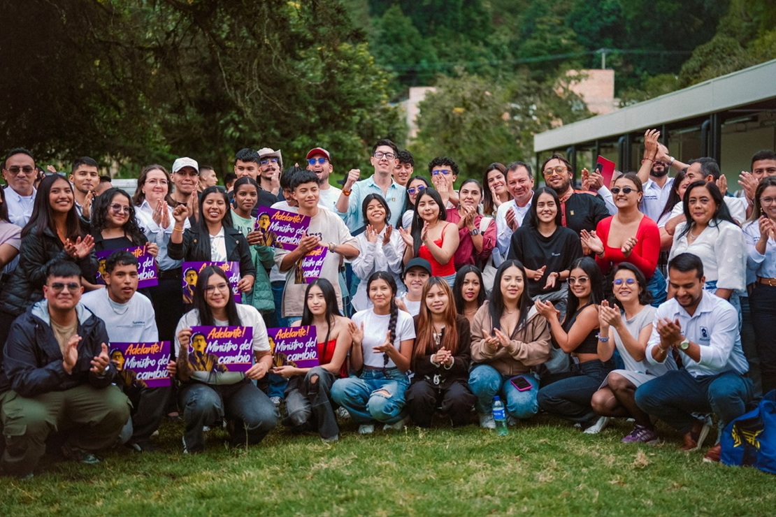 Ministro Daniel Rojas con estudiantes universitarios
