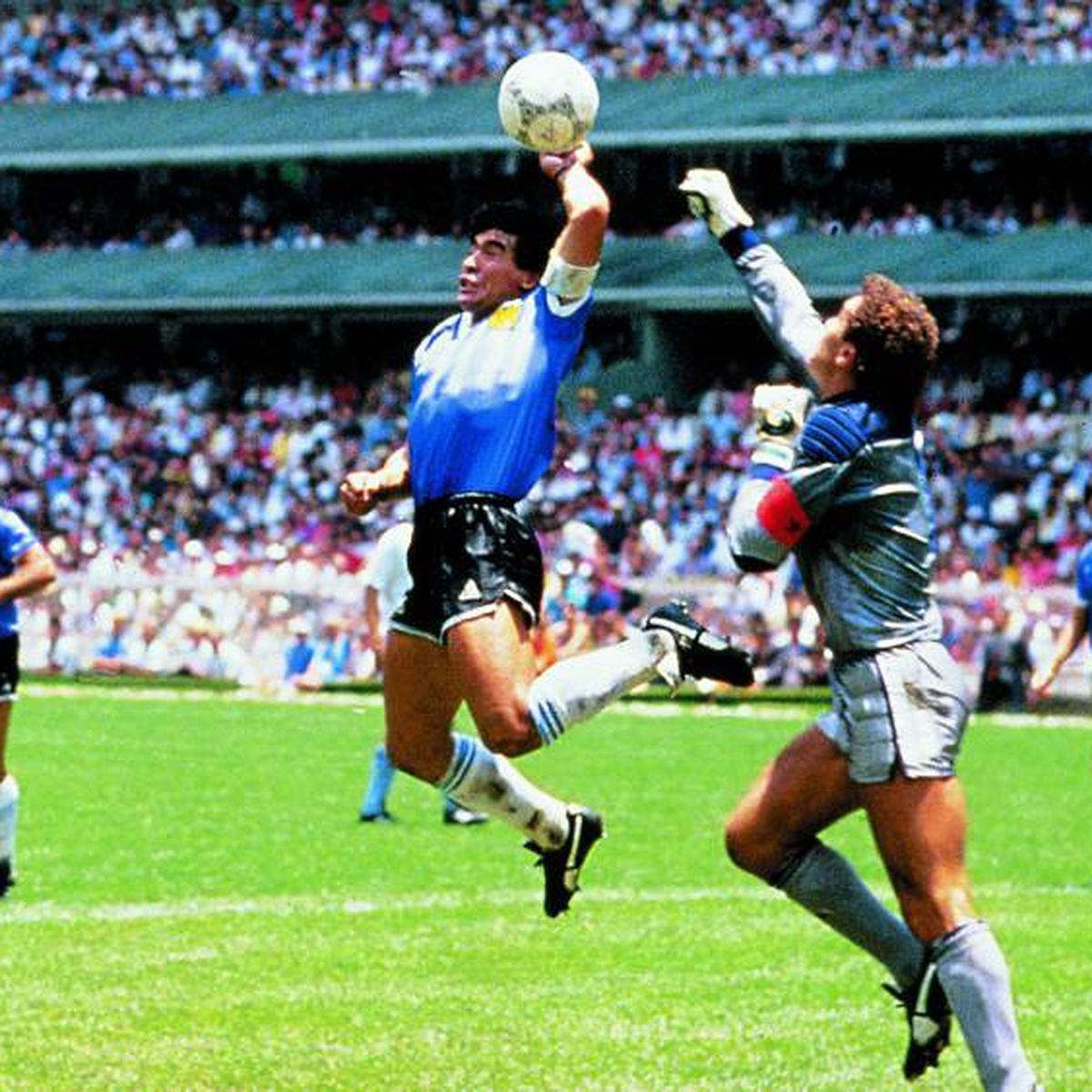 Un grupo de hombres jugando fútbol en el pasto

El contenido generado por IA puede ser incorrecto.