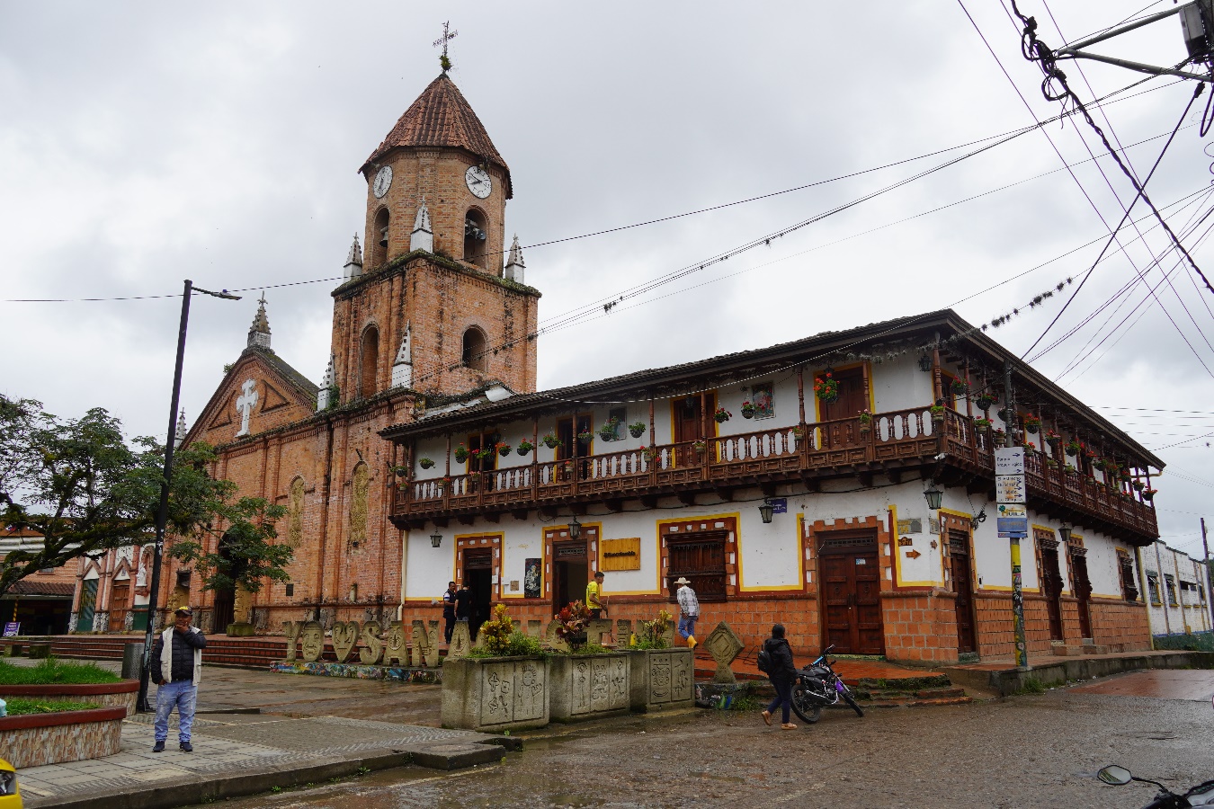 Un grupo de personas en una iglesia

El contenido generado por IA puede ser incorrecto.
