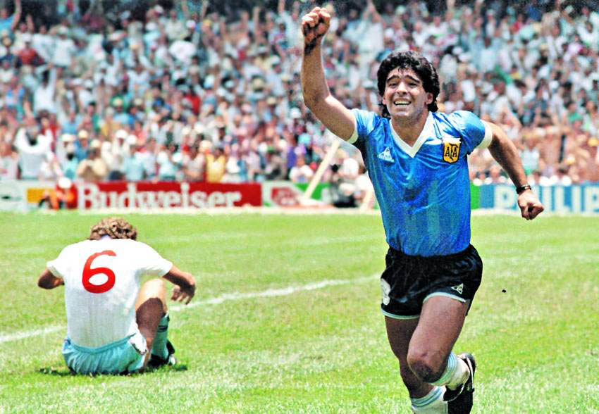 Un jugador de fútbol con espectadores

El contenido generado por IA puede ser incorrecto.