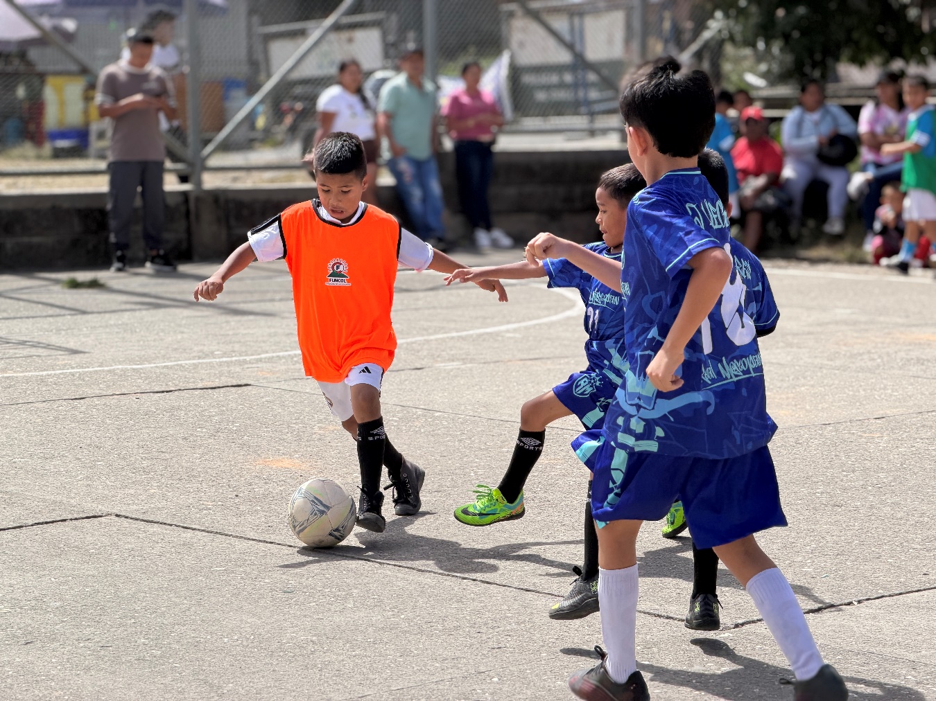 Niño jugando a la pelota

El contenido generado por IA puede ser incorrecto.