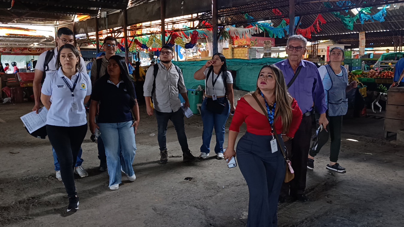 Un grupo de personas caminando en la calle
El contenido generado por IA puede ser incorrecto.
